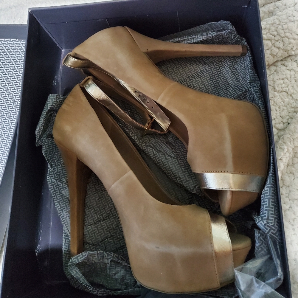 H by Halston Size 10 Never Worn 6 inch Open toe pump